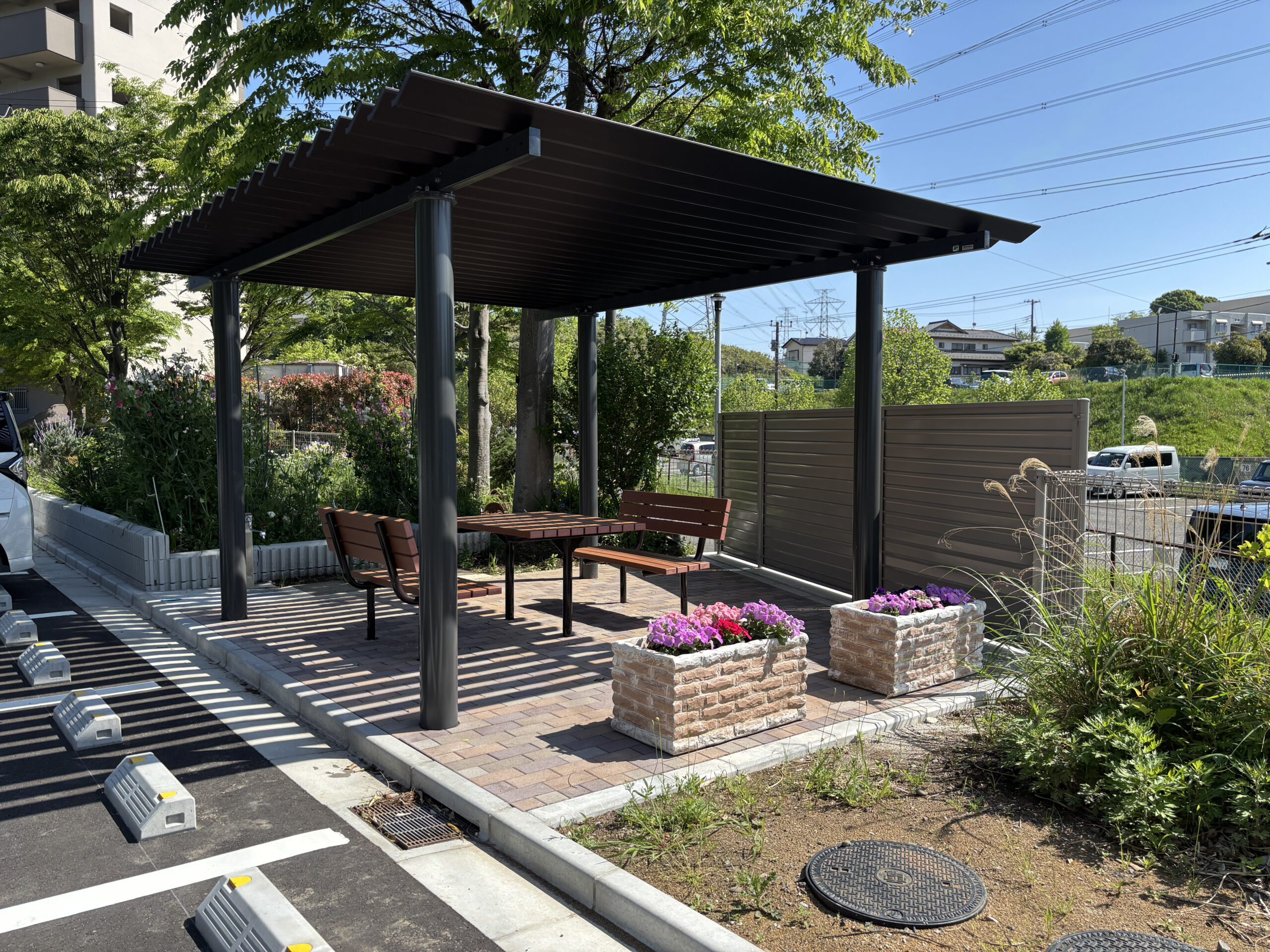 野庭団地第四の外構工事完了、休憩スペースも！