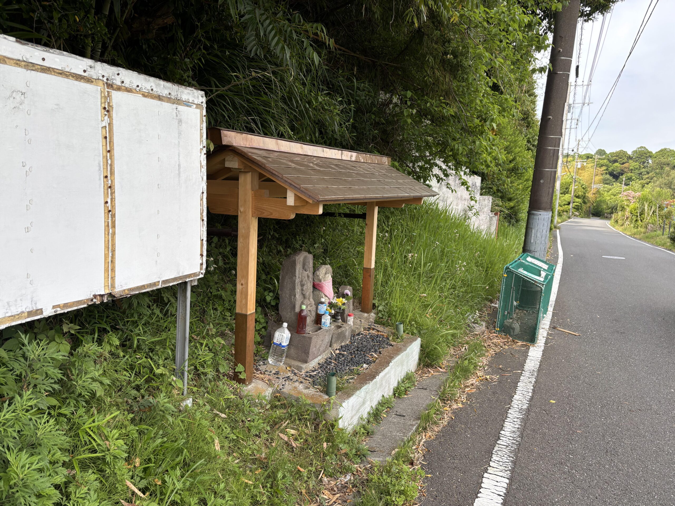 上野庭の石仏(庚申塔・馬頭観音)の屋根がリニューアル