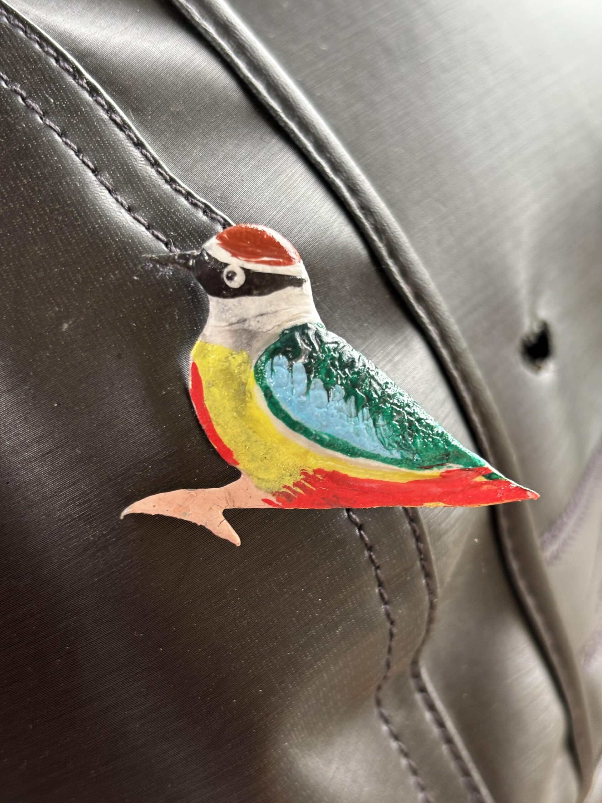 鳥のブローチを手作りする「鳥おじさん」に遭遇！？